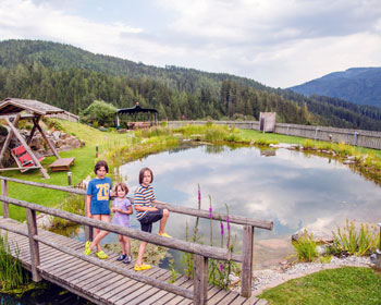 Kinder auf der Brücke beim Naturbadeteich