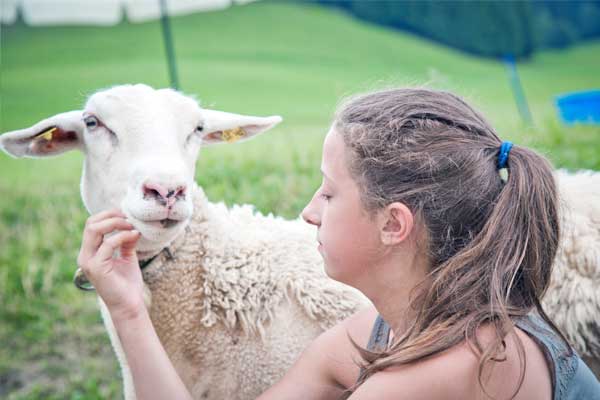 Johanna mit Schaf