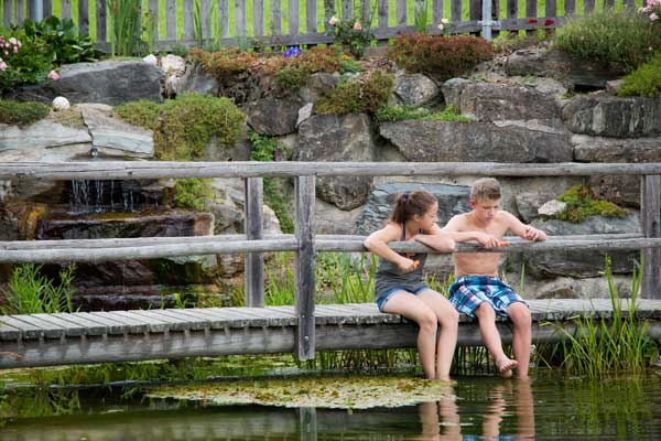 2 Kinder am Naturbadeteich